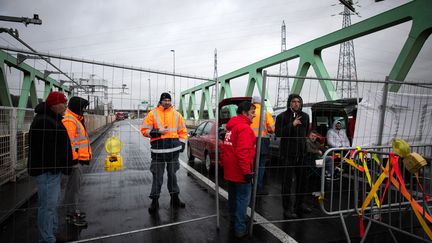 Le port du Havre (Seine-Maritime) bloqué le 8 mars 2023 lors de la septième journée de mobilisation contre la réforme des retraites. (LOU BENOIST / AFP)