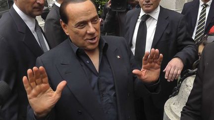 L'ancien pr&eacute;sident du Conseil italien, Silvio Berlusconi, devant sa r&eacute;sidence &agrave; Rome (Italie), le 27 avril 2013. (APTN / AP / SIPA)