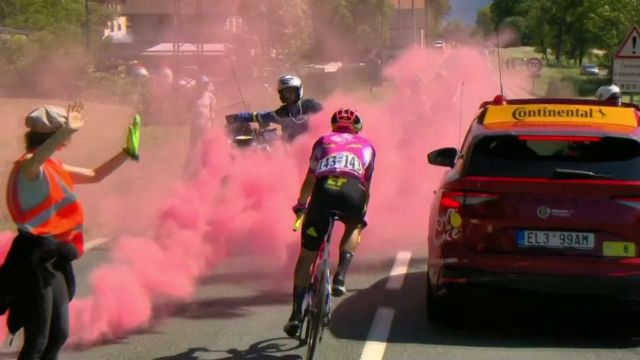 Le temps de quelques minutes, la course est neutralisée alors que 7 manifestants s'étaient assis sur la route devant Alberto Bettiol. Le coureur italien repartira avec une trentaine de secondes d'avance sur ses 24 poursuivants, et plus de 7 minutes d'avance sur le peloton.