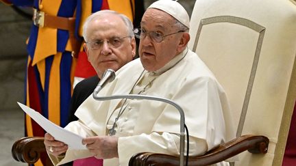 Pope Francis delivers a speech during a public audience at the Vatican, December 13, 2023. (ANDREAS SOLARO / AFP)