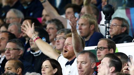 SEPTEMBRE 2015 - Passionné de sport, le prince Harry est également,&nbsp;comme son frère William, un fervent supporteur de l’équipe britannique de rugby, . Ce jour-là, elle affrontait celle du Pays de Galles. (ANDREW WINNING / REUTERS)