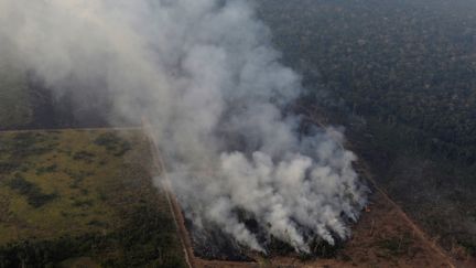 Un incendie dans l'Etat du Rondonia au Brésil, le 21 août 2019. (UESLEI MARCELINO / REUTERS)