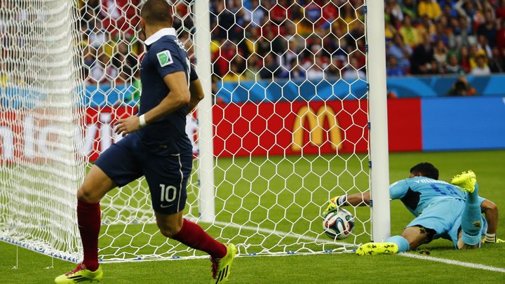 Karim Benzema v&eacute;rifie que le ballon passe bien la ligne face au Honduras, &agrave; Porto Alegre (Br&eacute;sil), le 15 juin 2014. ( DAMIR SAGOLJ / REUTERS)