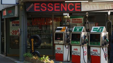 Une station essence, dans le 14e arrondissement de Paris, le 15 mai 2020. (GILLES TARGAT / AFP)