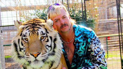 Joe "Exotic" Maldonado-Passage et l'un de ses nombreux tigres. (NETFLIX)