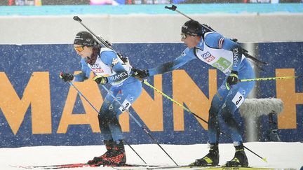 Quentin Fillon-Maillet passe le relais à Anaïs Chevalier-Bouchet sur le relais mixte des Championnats du monde, mercredi 10 février 2021. (JURE MAKOVEC / AFP)