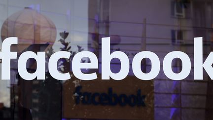 Le logo du réseau social Facebook sur une vitrine d'un bâtiment de l'entreprise, à Berlin (Allemagne), le 24 février 2016. (FABRIZIO BENSCH / REUTERS)