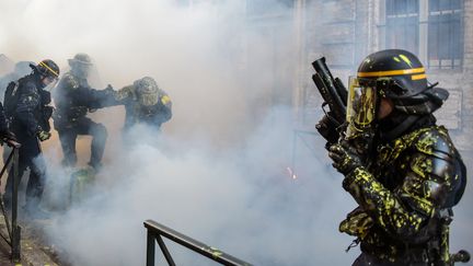 Des affrontements entre policiers et manifestants, lors de la mobilisation toulousaine des "gilets jaunes"&nbsp;le 5 janvier. (PASCAL PAVANI / AFP)