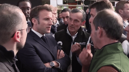 Comme chaque année, le Salon de l’Agriculture est le théâtre d’un défilé de politiques. Samedi 25 février, Emmanuel Macron est allé inaugurer l’événement, l’occasion d’un contact direct avec les éleveurs. (FRANCEINFO)