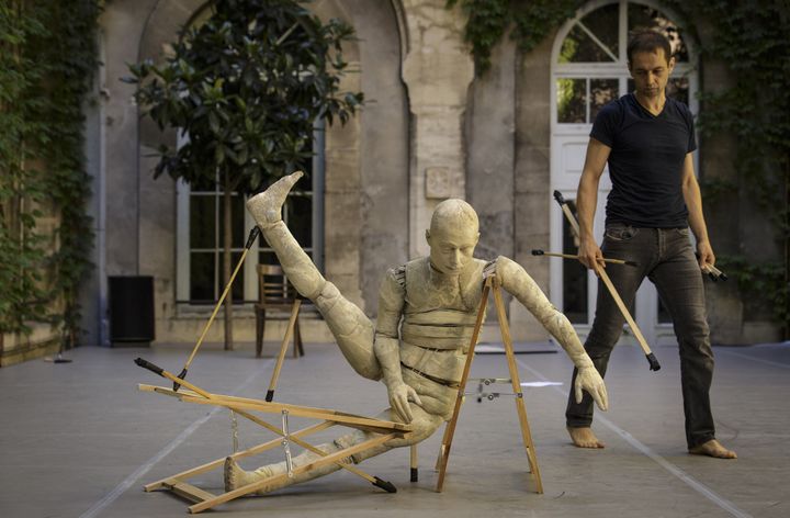 La marionnette de Renaud Herbin le 8 juillet sur la scène du Jardin de la Vierge du Lycée Saint-Joseph.
 (Christophe Raynaud de Lage)