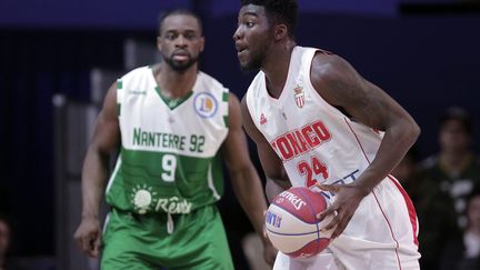 Jeremy Nzeulie (Nanterre) regarde Billy Ouattara (Monaco) (JEGAT MAXIME / MAXPPP)