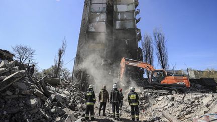 Des secouristes à Kiev (Ukraine), le 15 avril 2022. (METIN AKTAS / ANADOLU AGENCY / AFP)