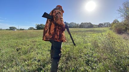 Un chasseur près d'Eymet à Saint-Aubin-de-Cadelech (Dordogne).
 (MARC BERTRAND / RADIO FRANCE)