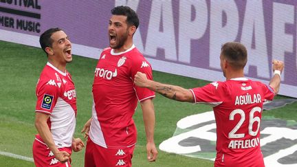 La joie des Monégasques qui ont enchaîné une 7e victoire consécutive en L1 contre Angers (2-0), dimanche 1er mai 2022. (VALERY HACHE / AFP)