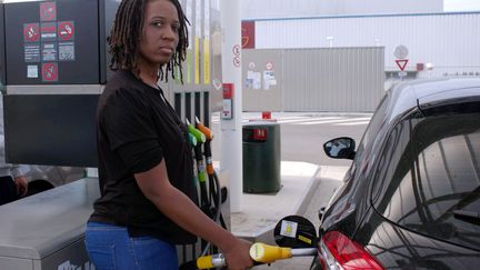 L'auteure de la pétition, Priscillia Ludosky, à la station-essence Auchan de Bois Sénart (Essonne) le 20 octobre 2018. (MAXPPP)