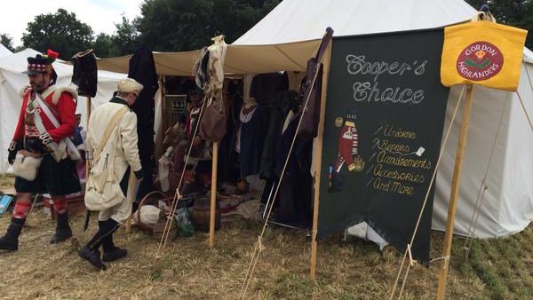 Une boutique de costumes et souvenirs sur les lieux de la bataille de Waterloo (Belgique), le 19 juin 2015. (BENOIT ZAGDOUN / FRANCETV INFO)