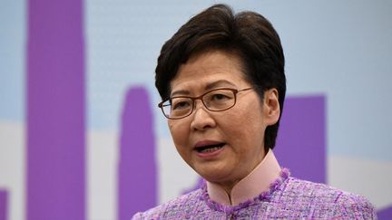 La cheffe de l'exécutif hong-kongais, Carrie Lam, donne une conférence de presse à Pékin (Chine), le 22 décembre 2021. (NOEL CELIS / AFP)