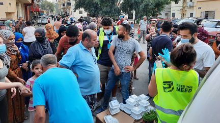 La distribution de repas organisée par Michel et Tina dans le quartier de la Quarantaine à Beyrouth (Liban), le jeudi 10 septembre 2020. (AURELIEN COLLY / RADIO FRANCE)