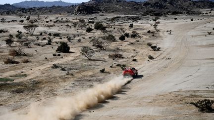 La voiture de Sébastien Loeb pendant le prologue de l'édition 2021 du rallye Dakar. (FRANCK FIFE / AFP)