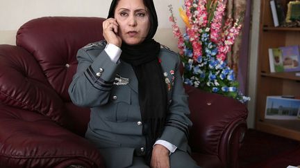 1 - En 2014, la police afghane a vécu un événement inédit avec l'entrée en fonction d'une femme à la tête d’un commissariat de Kaboul, Djamila Bayaz.      
 
2 - Le colonel Jamila Bayaz, commissaire de police du District 1 de Kaboul,  a attiré tous les regards. Elle souhaite inciter les Afghanes à sortir en uniforme.
3 - Qui est Jamila Bayaz ?
 
 (AP/Massoud Hossaini)