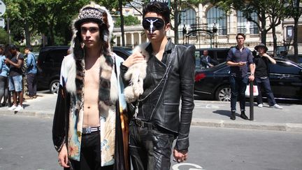 Manil, étudiant en philosophi et Théo, étudiant en mode, portant des tenues créées par Lord S.M, devant la Palais de Tokyo, le 23 juin 2016 à Paris
 (Geoffrey Priol)