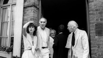 Michel Piccoli et Ludivine Clerc sur le perron de la mairie de Saint Philibert-sur-Risle (Eure) juste après leur mariage le 10 juillett 1978 (- / AFP)