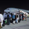 Des personnes ayant fui l'Afghanistan s'apprête à&nbsp;décoller&nbsp;en direction de Paris depuis l'aéroport d'Abou Dhabi, aux Emirats arabes unis, le 26 août 2021. (ETAT-MAJOR DES ARMEES / AFP)