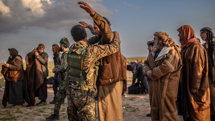 Des hommes soupçonnés d'appartenir au groupe État islamique arrêtés à Baghouz, dans le nord de la Syrie (photo d'illustration). (BULENT KILIC / AFP)