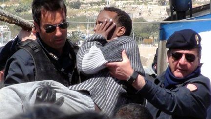 Un immigrant clandestin secouru à Lampedusa après le naufrage d'un bateau venu de Libye (6 avril 2011) (AFP / Mauro Seminara)