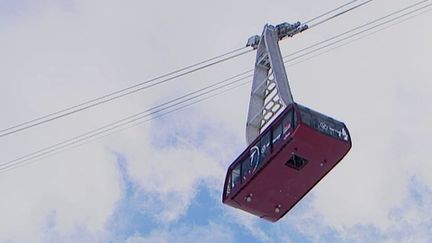 Un accident à 3 200 mètres d’altitude, le téléphérique de Val Thorens en Savoie, s’est encastré en gare le matin du mardi 19 novembre. Seize ouvriers se trouvaient à bord. Dans le choc, huit d’entre eux ont été blessés, dont deux grièvement.