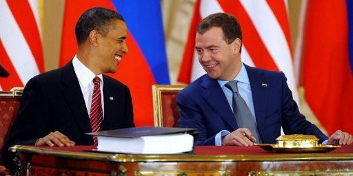 Signature du traité New START par Barack Obama et Dimitri Medvedev à Prague, le 8 avril 2010. (JEWEL SAMAD / AFP)