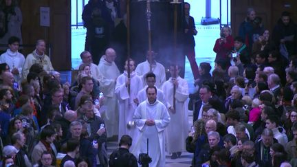 Plusieurs messes de Noël ont eu lieu mardi 24 décembre dans la cathédrale Notre-Dame de Paris rénovée il y a quelques semaines. De nombreux fidèles venus du monde entier ont assisté à la messe, qui n’avait pas eu lieu à Notre-Dame de Paris depuis cinq ans. (Franceinfo)