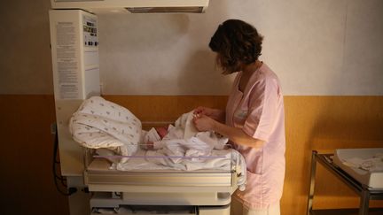 Une sage-femme à la maternité de la clinique de Saint-Grégoire (Ille-de-Vilaine). Photo d'illustration.&nbsp; (LIONEL LE SAUX / MAXPPP)