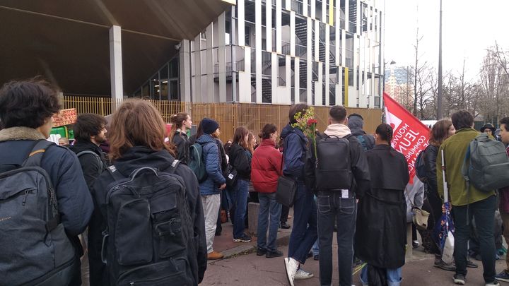 Des étudiants et étudiantes réunies en AG devant le campus de Clignancourt, à Paris, le 21 mars 2023. (LOLA SCANDELLA/FRANCEINFO)