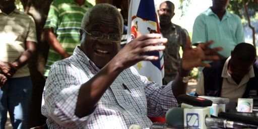 Le chef de la Renamo, Afonso Dhlakama, donne une conférence de presse le 10 avril 2013, dans son fief montagneux de Gorongosa, au Mozambique. ( AFP PHOTO / Jinty JACKSON)