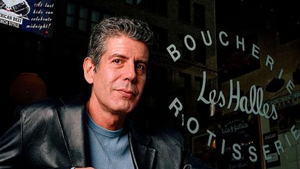 Anthony Bourdain devant son restaurant Les Halles à New York en décembre 2001
 (Jim Cooper / AP / SIPA)