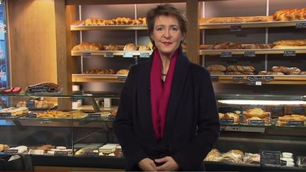 Simonetta Sommaruga, présidente de la Confédération hélvétique présente ses voeux depuis une boulangerie.
 (CAPTURE D'ÉCRAN YOUTUBE)