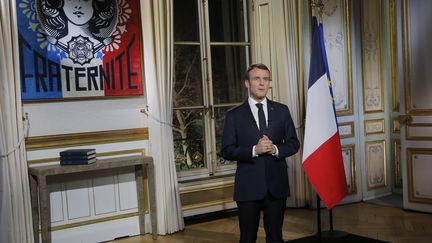 Le président de la République, Emmanuel Macron, présente ses vœux aux Français, le 31 décembre 2018 à l'Elysée.&nbsp; (MICHEL EULER / AFP)