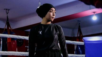 Alors qu'elle faisait partie de l'équipe de boxe d'Afghanistan, Seema Rezai, 18 ans, a été contrainte de quitter son pays après la prise de pouvoir des talibans. Découvrez son histoire, suivi d'un entretien exclusif avec Fabien Lévêque.