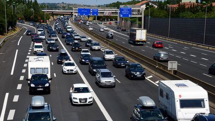 Des vacanciers sont coinc&eacute;s dans des bouchons sur l'A7, &agrave; hauteur de Chasse-sur-Rh&ocirc;ne (Is&egrave;re), le 20 juillet 2013. ( MAXPPP)