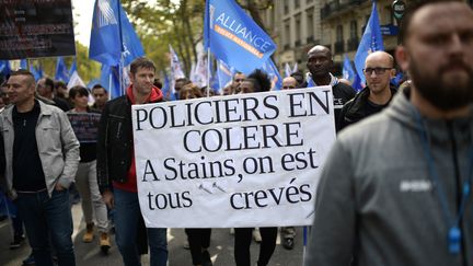 Les policiers&nbsp;défilent lors d'une "marche de la colère"&nbsp;le 2 octobre 2019 à Paris. (MARTIN BUREAU / AFP)