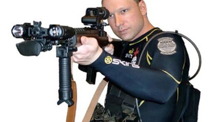 Anders Behring Breivik en tenue de combat, selon une photo tirée d'une vidéo qui lui est attribuée (AFP - SCANPIX NORWAY NORWAY OUT)