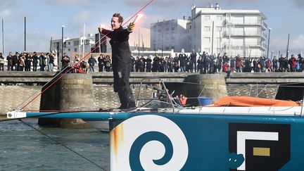 Le skipper néo-zélandais Conrad Colman fête&nbsp;la fin de son Vendée Globe&nbsp;dans le chenal des Sables d'Olonne (Vendée), le 24 février 2017. (JEAN-SEBASTIEN EVRARD / AFP)