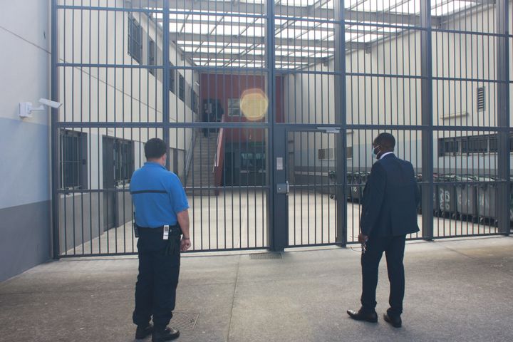 L'accès aux bâtiments collectifs dans le centre pénitentiaire d'Avignon-Le Pontet, le 13 mai 2020. (LAURE DEBEAULIEU / RADIO FRANCE)