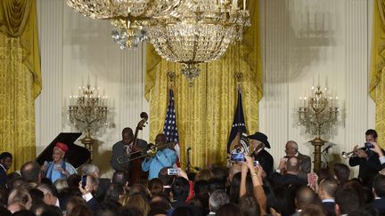 Invité par Barack Obama, le Buena Vista Social Club se produit sous les ors de la Maison Blanche, le 15 octobre 2015.
 (Susan Walsh/AP/SIPA)