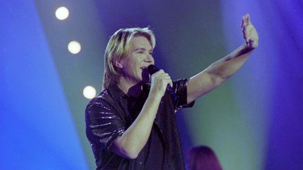 Le chanteur Patrick Juvet en décembre 2000 sur le plateau d'une émission de télévision.&nbsp; (LECOEUVRE PHOTOTHEQUE / COLLECTION CHRISTOPHEL VIA AFP)