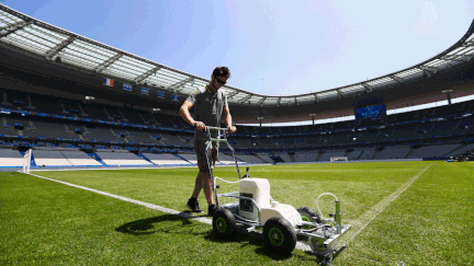  (Entretien de la pelouse du Stade de France © Getty Images)