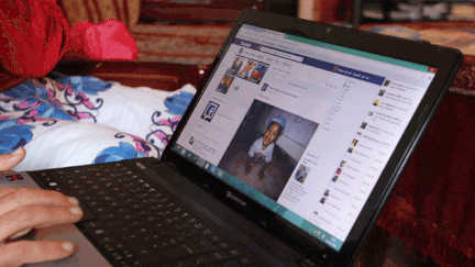 &nbsp; (Une mère de famille regarde le profil Facebook de l'un de ses enfants partis en Syrie © Maxppp)