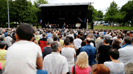 &nbsp; (Des milliers de personnes ont rendu hommage au père Hamel © AFP/Charly Triballeau /)