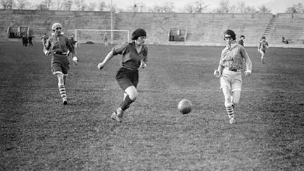 D’une part, la Coupe de France est créée le 15 janvier par le Comité français interfédéral (ancêtre de la Fédération française de Football) en mémoire de Charles Simon. Ce fondateur dudit comité est tombé au combat à Ecurie, le 15 juin 1915. D’autre part, les hommes partis au combat, les femmes s’émancipent du joug masculin. Elles découvrent alors des activités qui leur étaient jusque là inconnues, voire interdites. Le 30 septembre, se dispute le premier match de football féminin en France, qui oppose deux équipes du Fémina Sport. (DR)